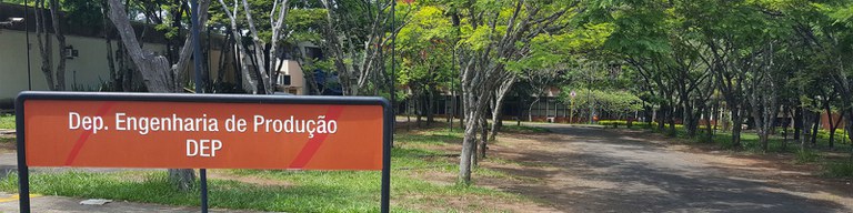 entrada do Departamento de Engenharia de Produção com uma placa o identificando